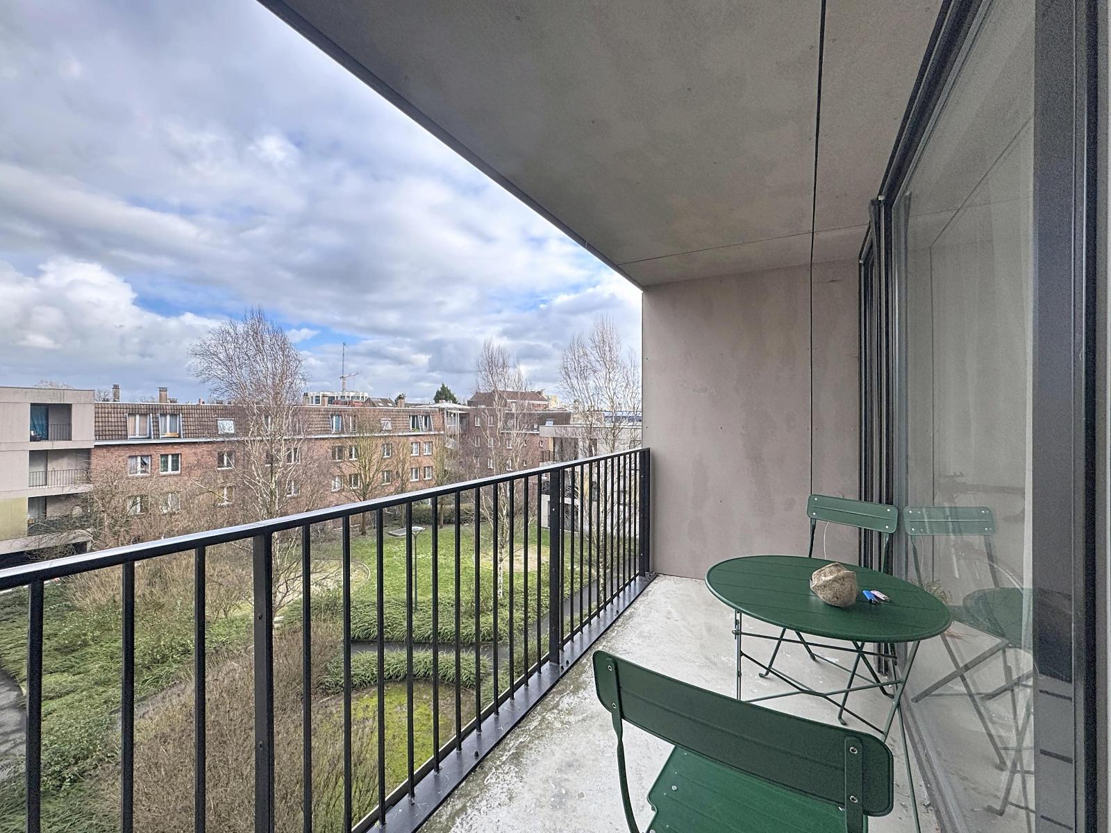 b32_00004-3489610201583339632